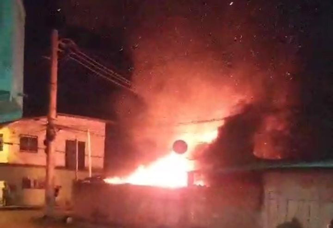 Casa pega fogo no Bairro Areião em Porto Seguro