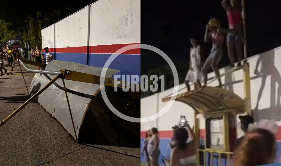 Vídeo: foliões sobem em estrutura de ponto de ônibus e estrutura quebra em Porto Seguro 