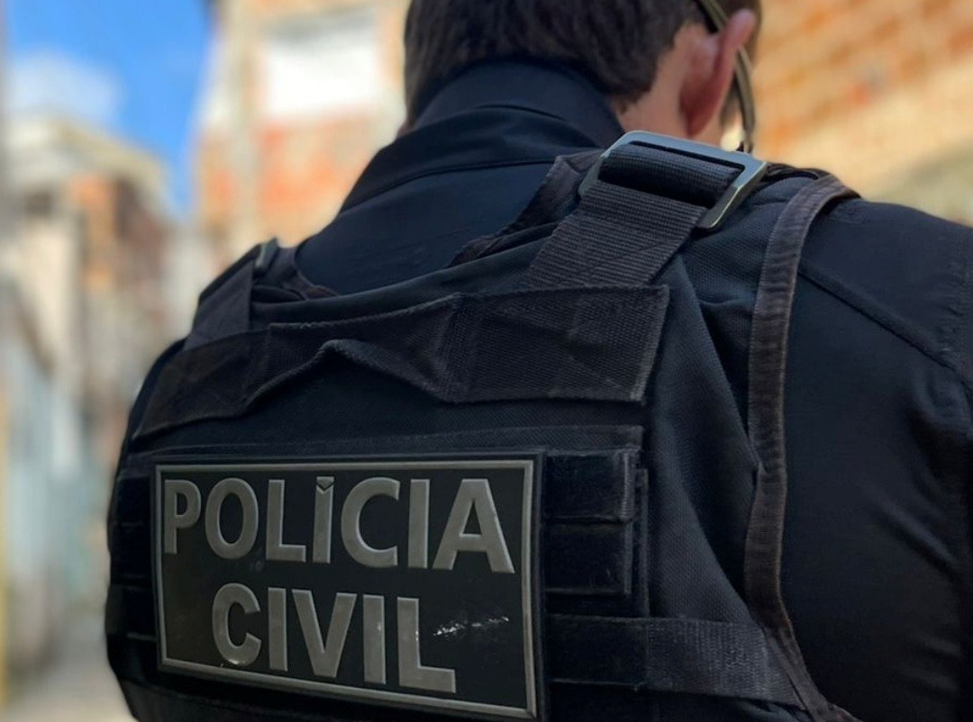 Policiais cumprem mandado de prisão contra autor de feminicídio ocorrido no carnaval em Cabrália