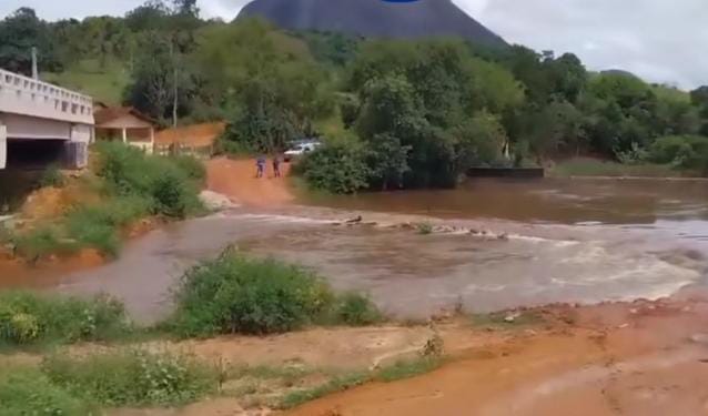 Após desvio ficar submerso, moradores cobram a entrega da ponte da represa em Guaratinga e improvisam passagem