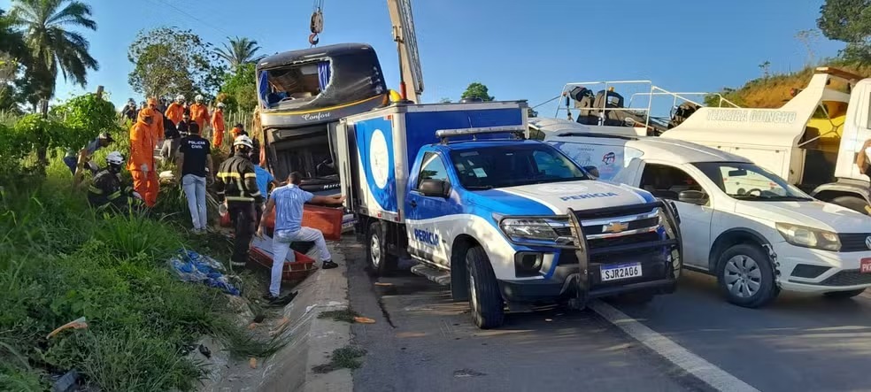 Acidente com ônibus de turismo deixa oito mortos e 23 feridos em Teixeira de Freitas