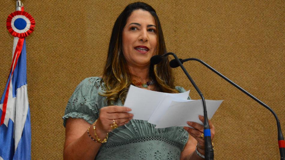 Cláudia Oliveira defende estadualização de estrada entre Itabela e Porto Seguro