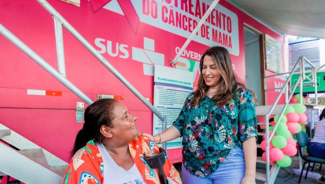 Deputada Cláudia Oliveira visita carreta de rastreamento de câncer de mama em Eunápolis