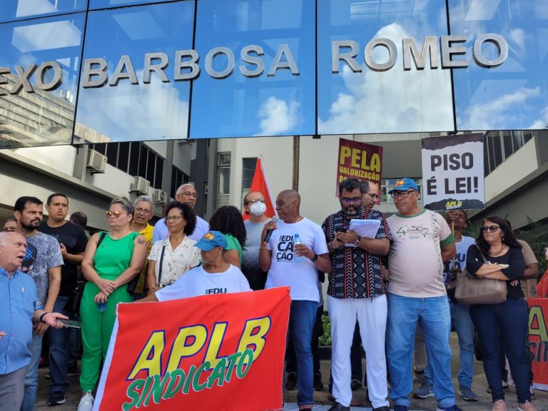 Profissionais da rede estadual de ensino iniciaram a paralisação de 48h em toda a Bahia