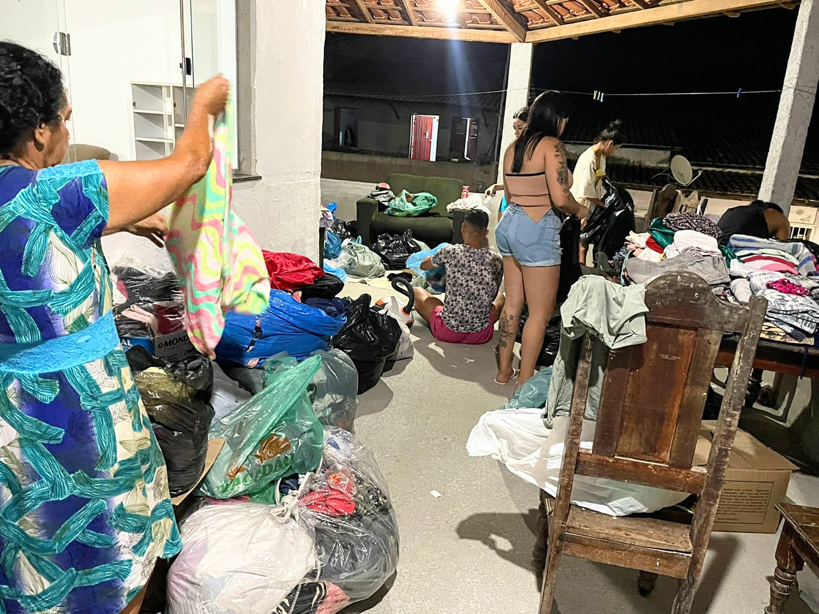 Guaratinga arrecada mais de 2 mil peças de roupas e alimentos para vítimas do Rio Grande do Sul