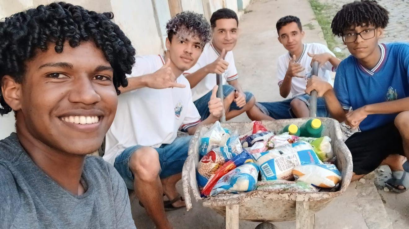 Alunos do Jésus Moura vão às ruas de Guaratinga arrecadar alimentos para doação