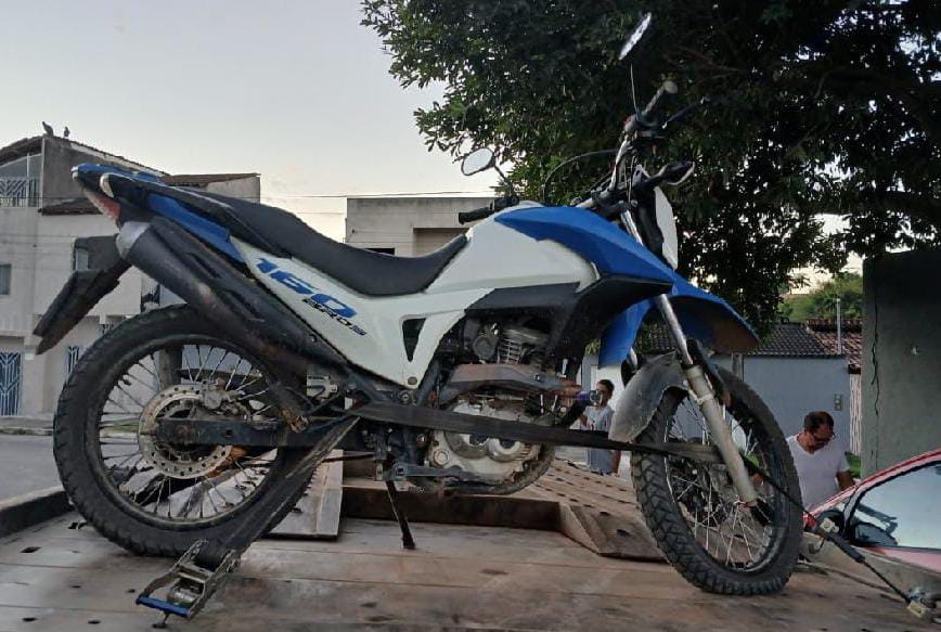 Polícia apreende moto com adulteração de sinal identificador e drogas em bairro de Eunápolis