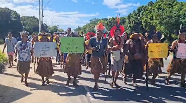 Indígenas fazem manifestação em Porto Seguro