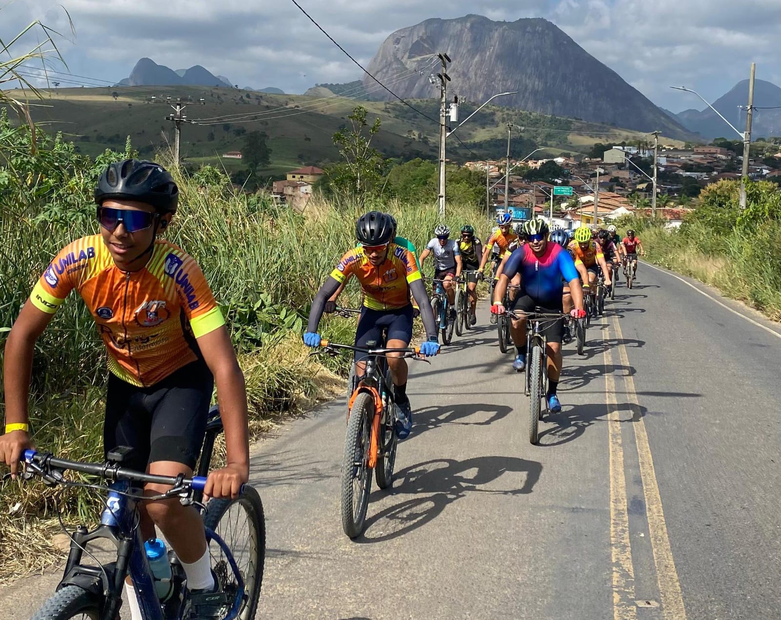 Quase 200 ciclistas percorrem 31 km no 7º Desafio dos Guerreiros em Guaratinga