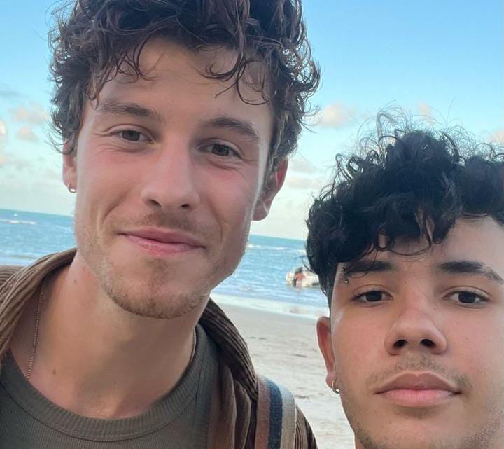 Após Rock In Rio, cantor Shawn Mendes é visto aproveitando praia em Trancoso