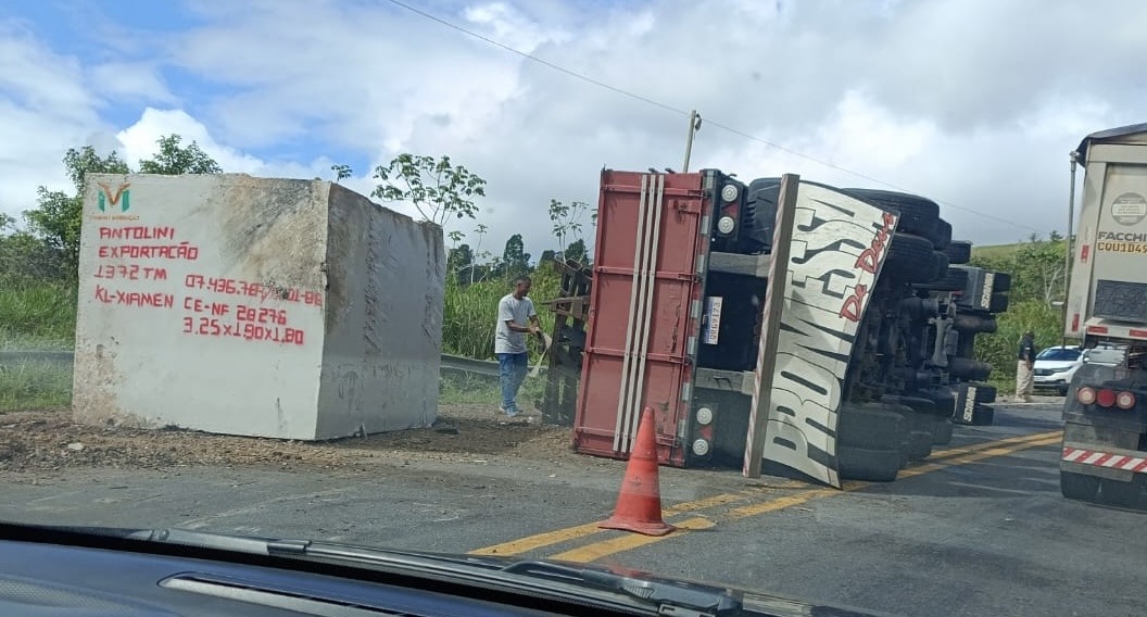 Acidente com carreta na BR-101 interdita parcialmente a rodovia entre Itabela e Eunápolis