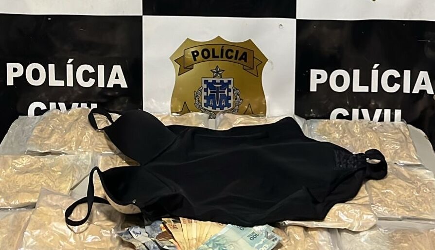 Mulher é presa levando R$ 400 mil em droga presa ao corpo para Eunápolis