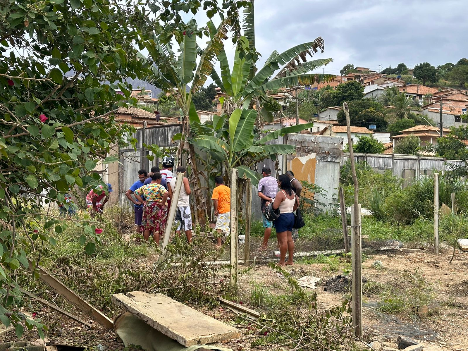 Família reconhece corpo encontrado em terreno ao lado de UBS no Bairro Vianão, em Guaratinga