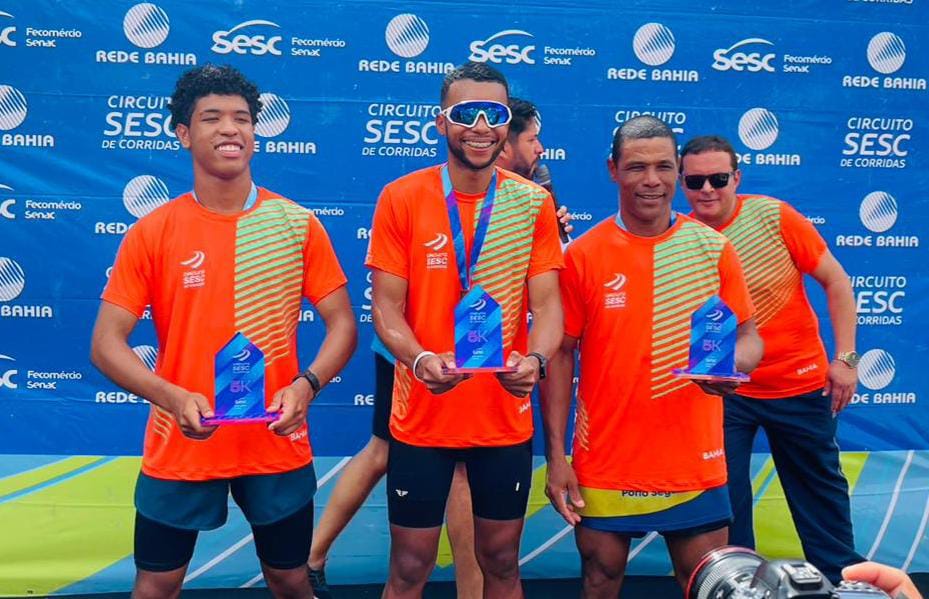 Idarlan Teixeira bate o próprio tempo e é campeão da Corrida Sesc 2024 em Porto Seguro