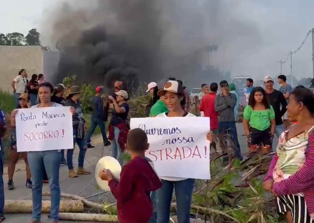 Moradores de Eunápolis fecham estrada da Colônia em protesto por melhorias das estradas vicinais