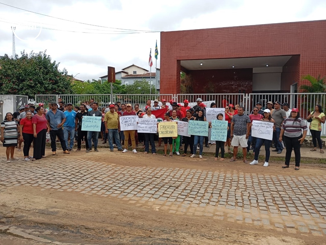 Motoristas do transporte escolar fazem protesto por falta de pagamento em Guaratinga