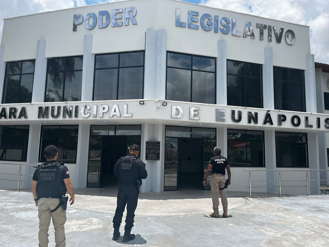 Vereador mais votado de Eunápolis é preso por posse ilegal de arma de fogo de uso restrito