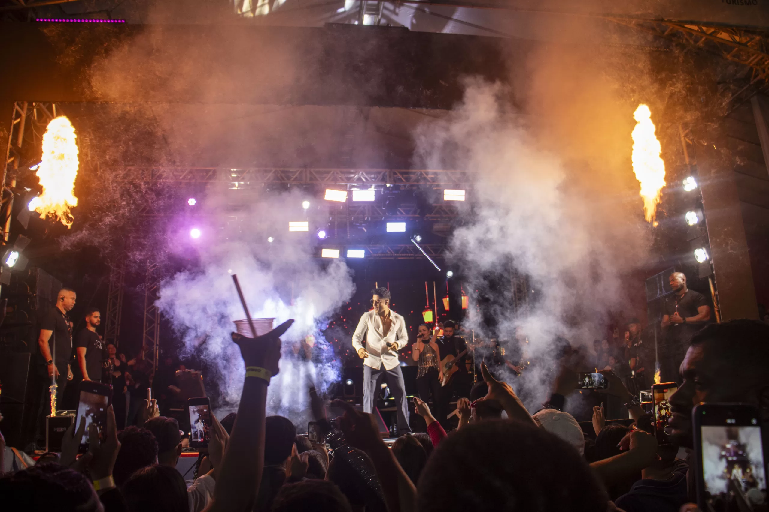 Primeira noite do Guará AgroFest leva multidão ao circuito com show de Kevi Jonny