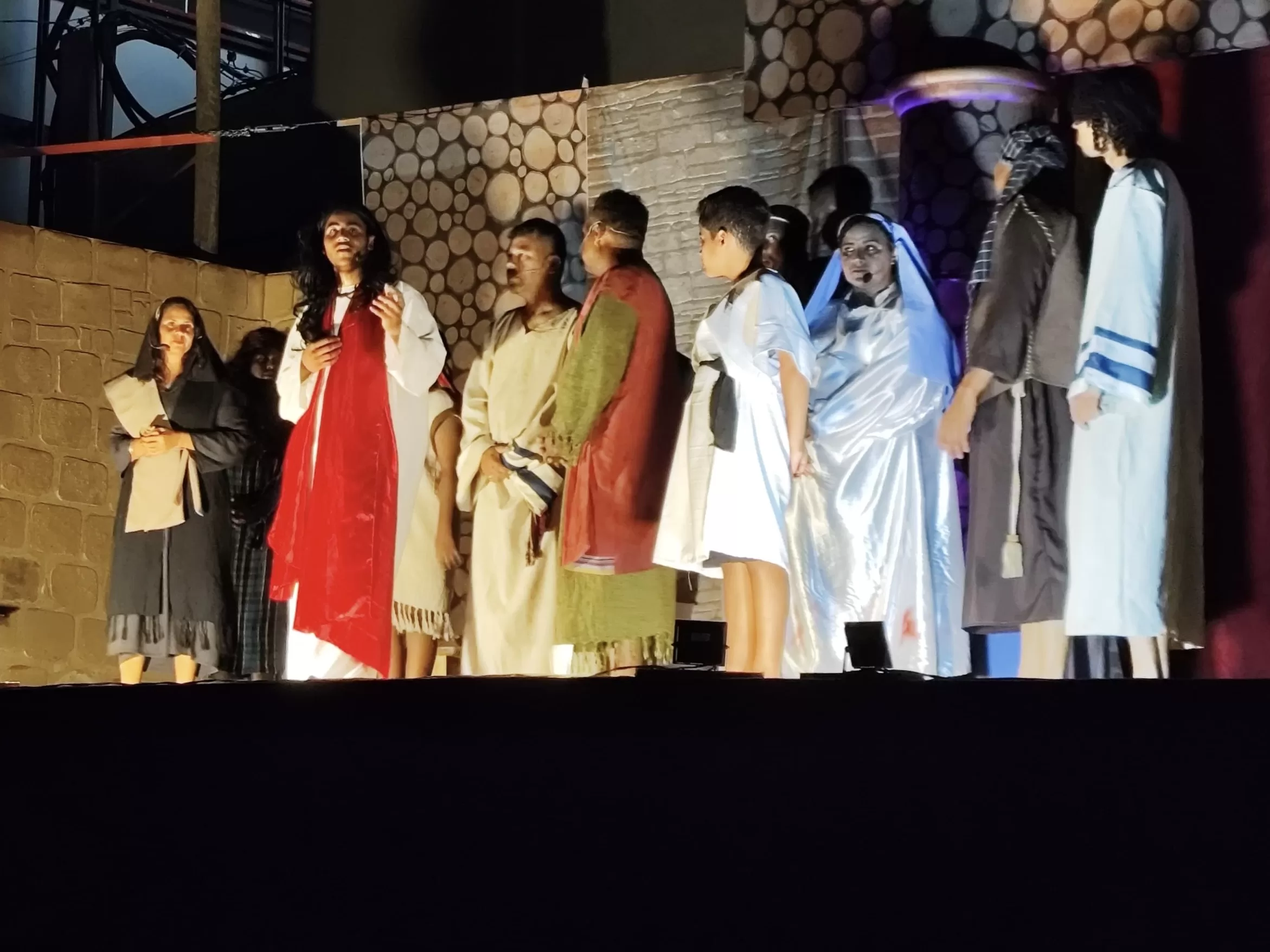 Encenação da Paixão de Cristo reúne mais de 600 pessoas e arrecada alimentos em Itabela