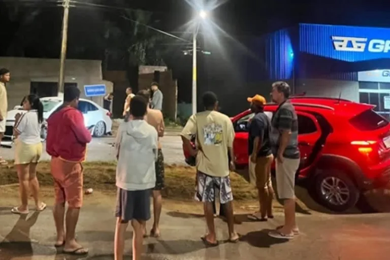 Acidente entre dois carros deixa uma pessoa ferida na Avenida Guaratinga, em Itabela